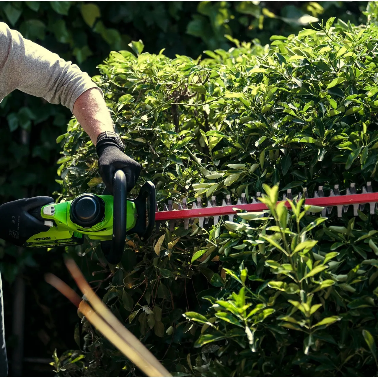 Greenworks Greenworks G40HT61K2 40v Cordless Hedgetrimmer c/w battery & charger — view 3 of 3