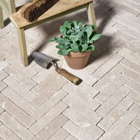 Versailles Menton Softly Aged Limestone Cobbles